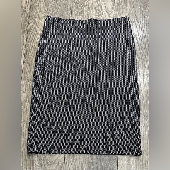 ✨ Black & White Loft Midi Skirt – Size Medium (NWOT) ✨ - Picture 2 of 10